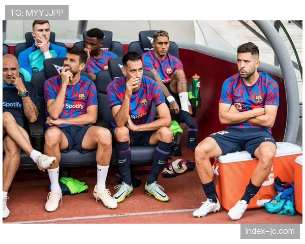 特写：受伤的科隆队长在替补席通过平板电脑，用母语为家乡的青少年足球学校远程授课